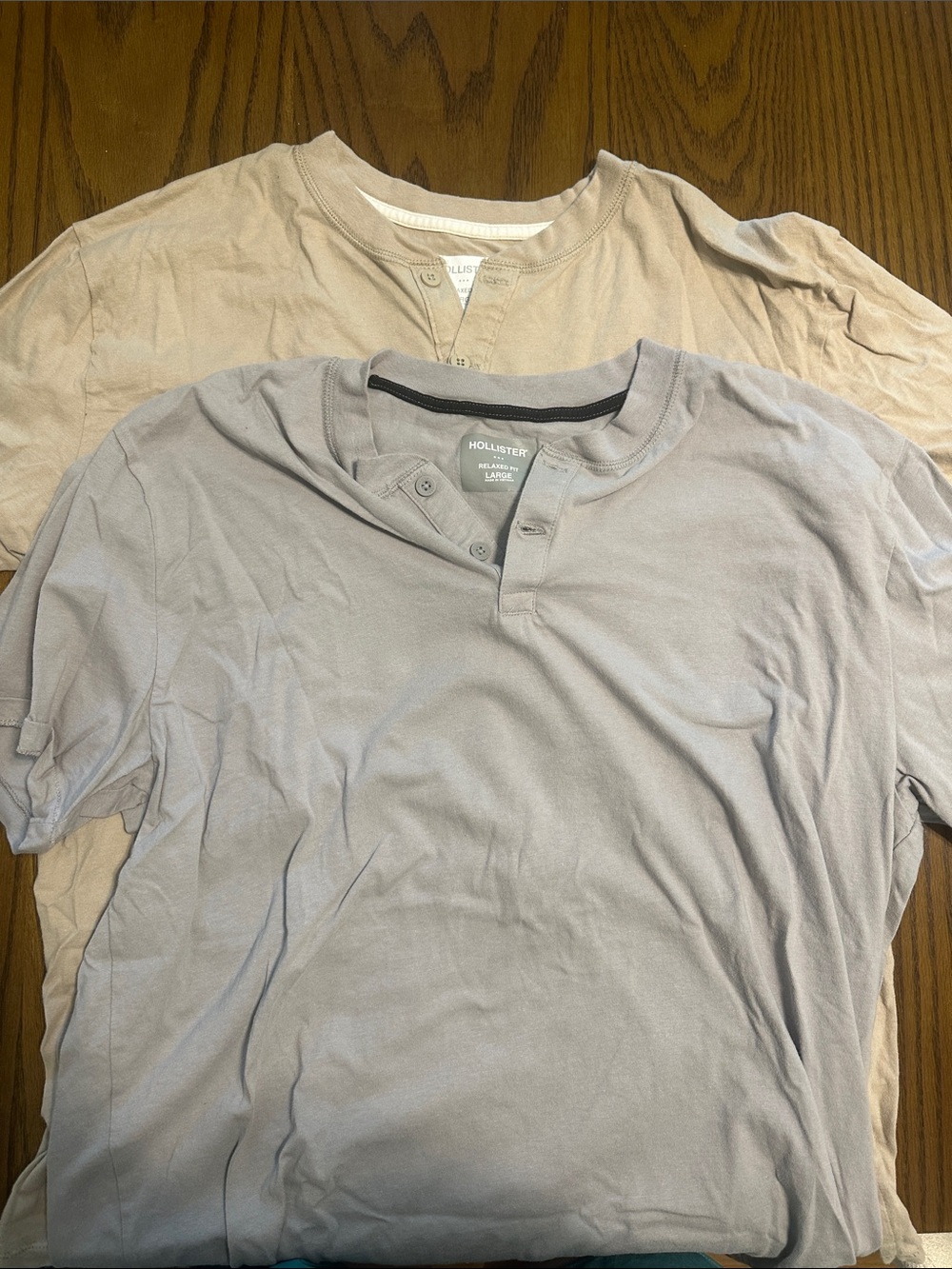 Hollister Men's Short-Sleeve Henley Tee in Light Gray and Tan